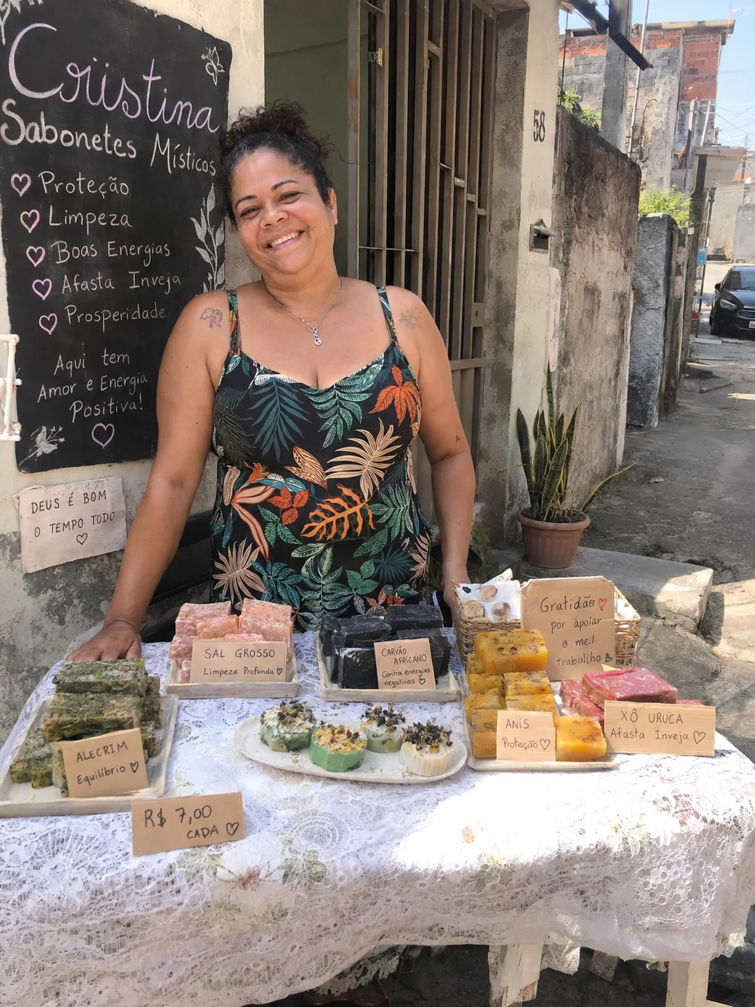 Cristina, aluna do guia, com seus sabonetes