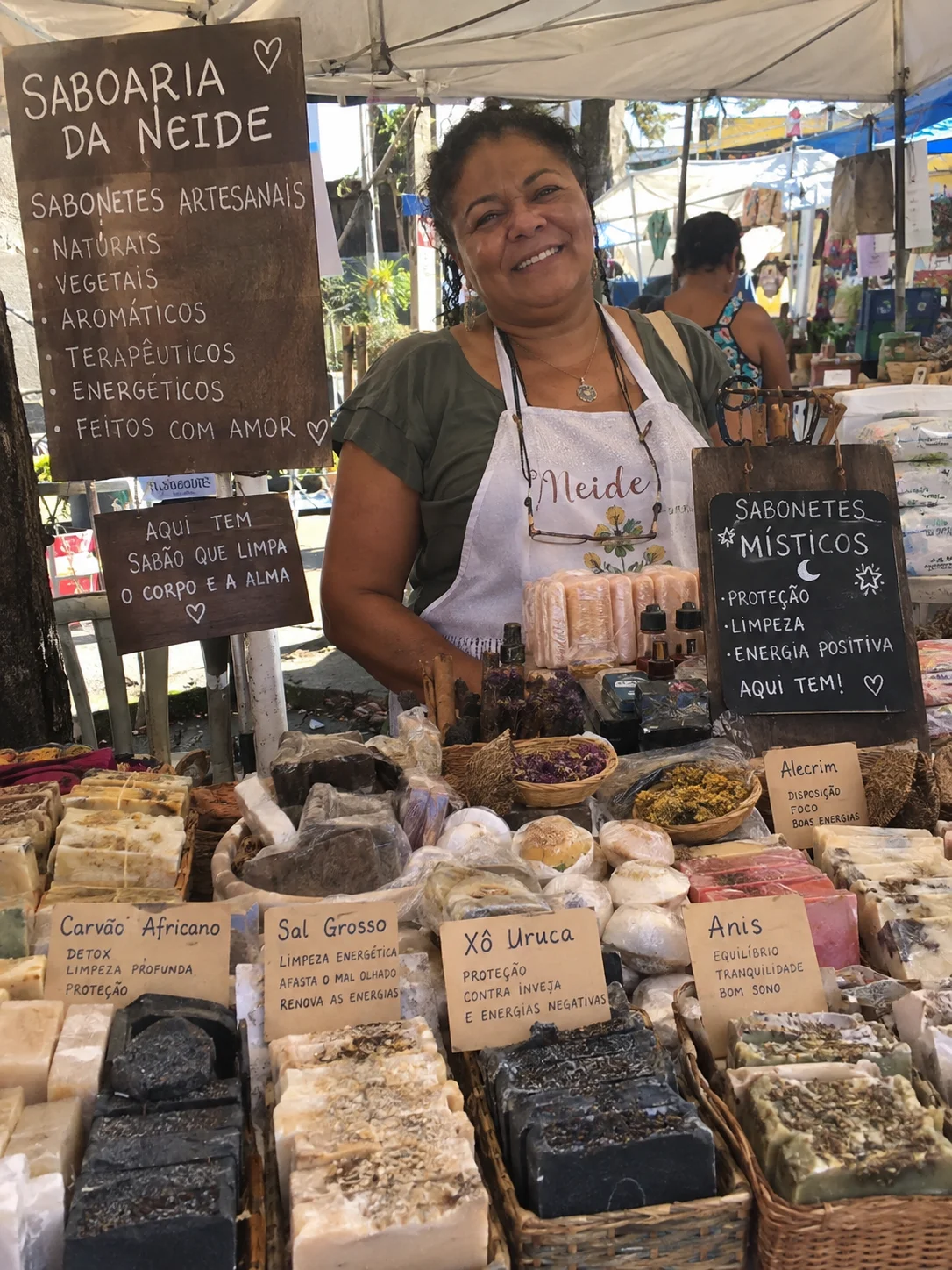 Neide, aluna do guia, com seus sabonetes